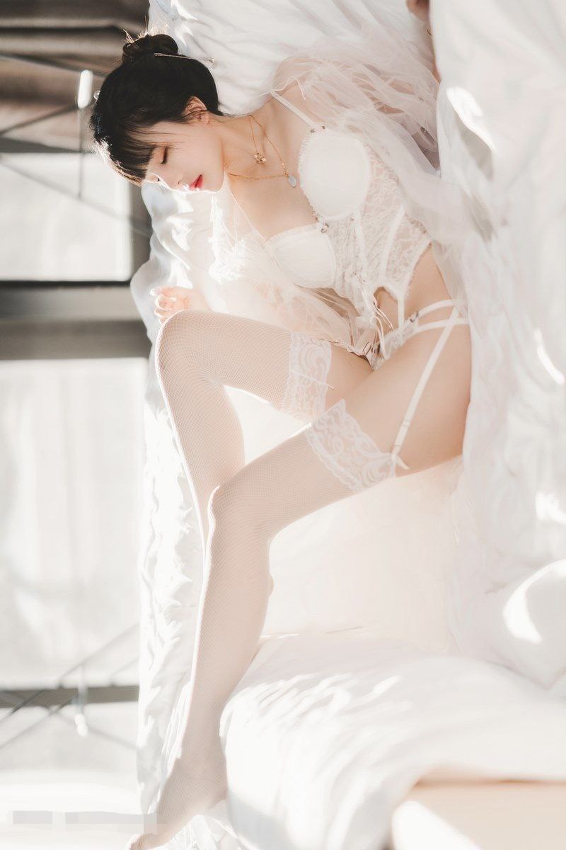国产精品久久久亚洲偷窥女厕