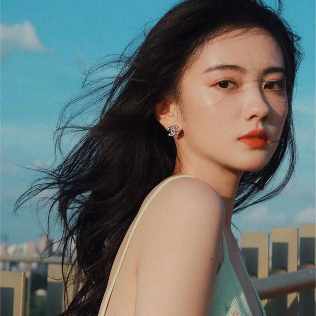 手不安分的触摸花瓣