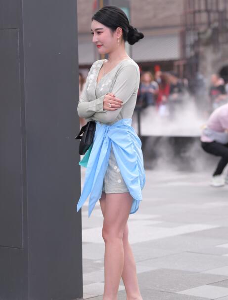 我被带到满是玩具的房间挑调游戏