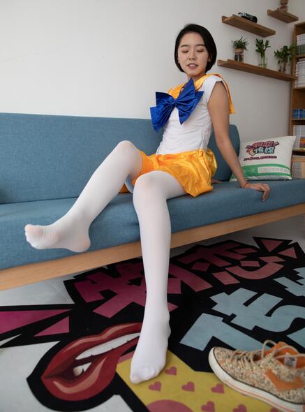 美女四肢被绑在床扒衣