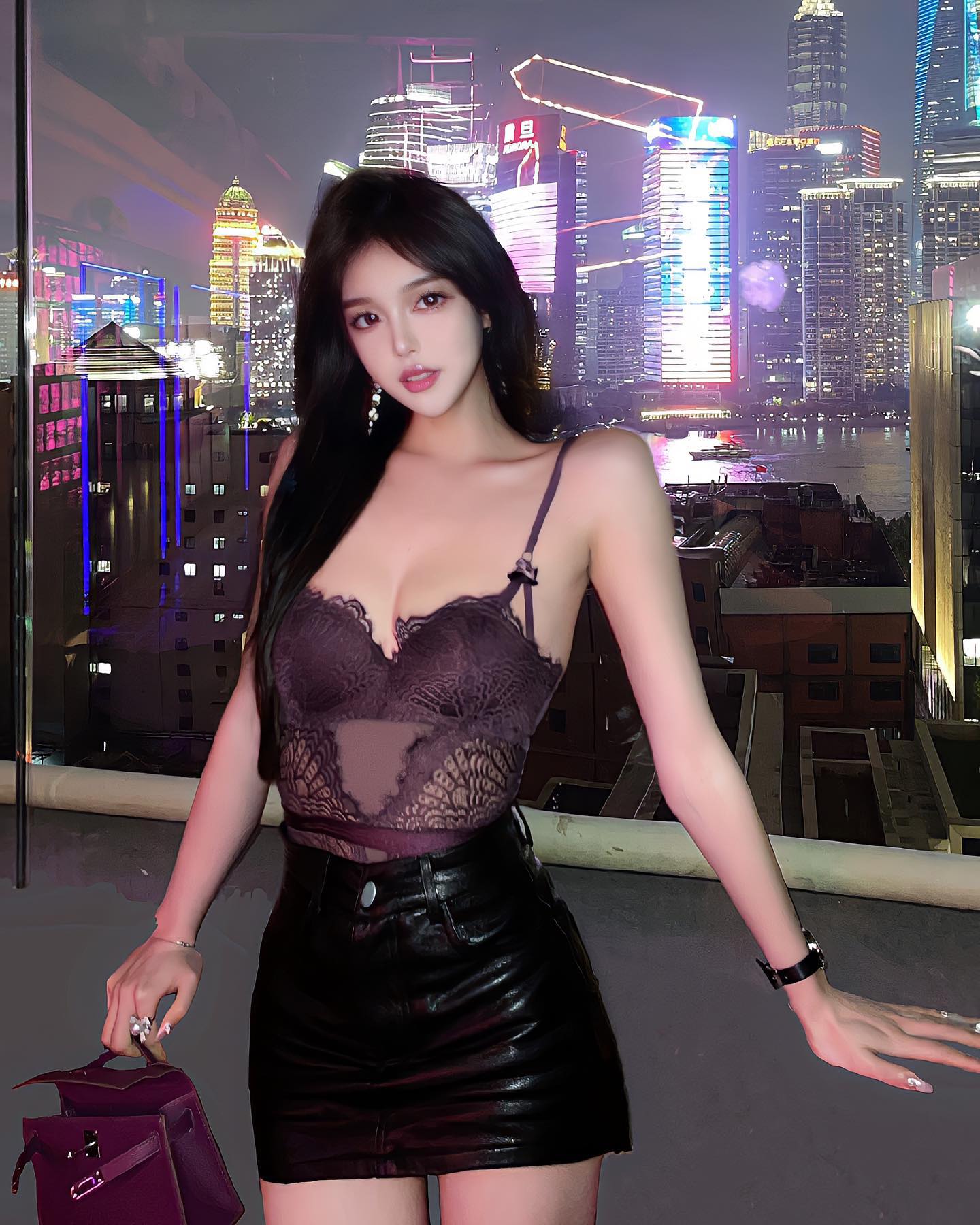 女人自熨过程