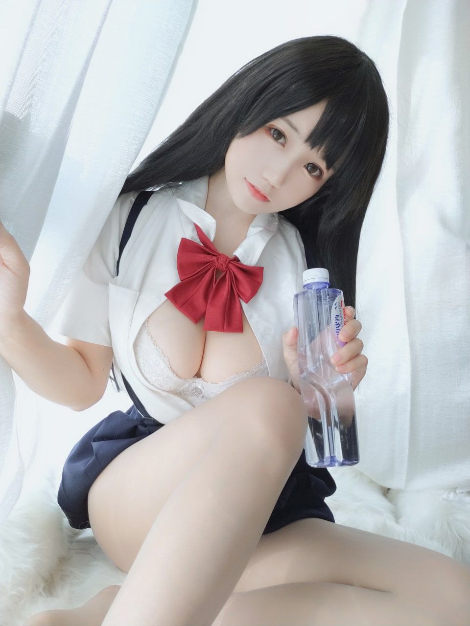 公车上玩弄白嫩少妇