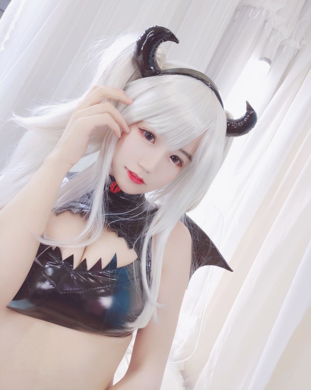后进蕾丝大胸翘臀美女图片