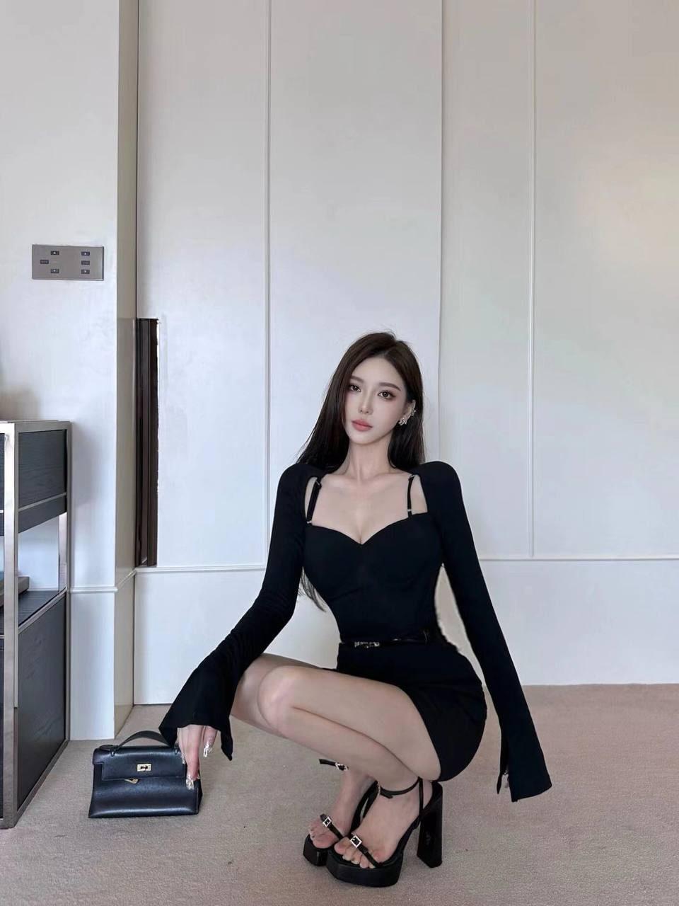 女同性亲吃胸吻胸捏胸舌吻视频