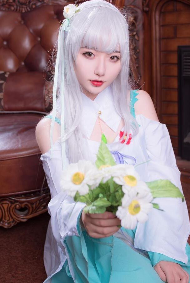 不知火舞被三个小孩