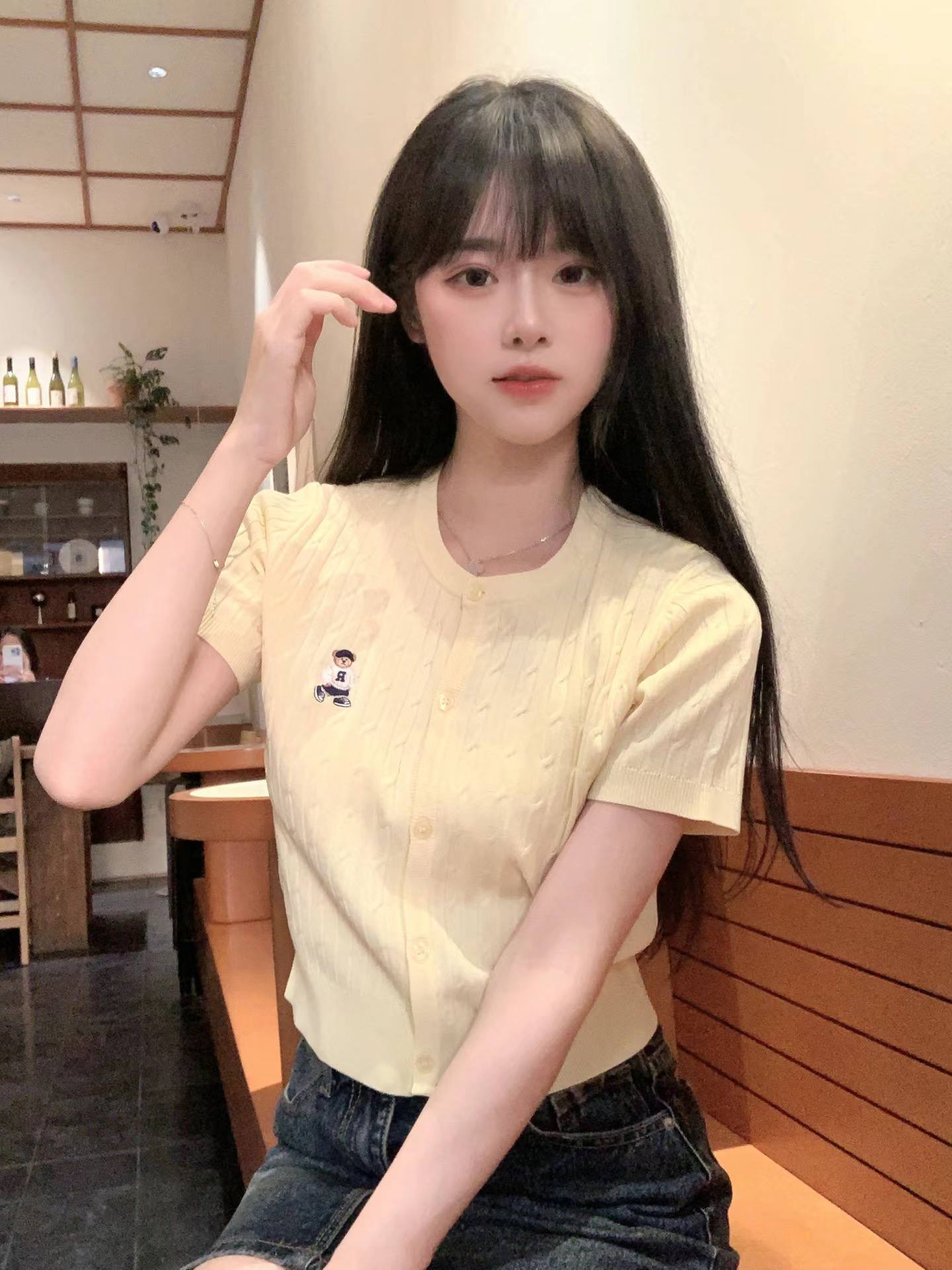 揉她的大白胸把她摸湿