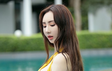 男人趴在美女身上亲胸