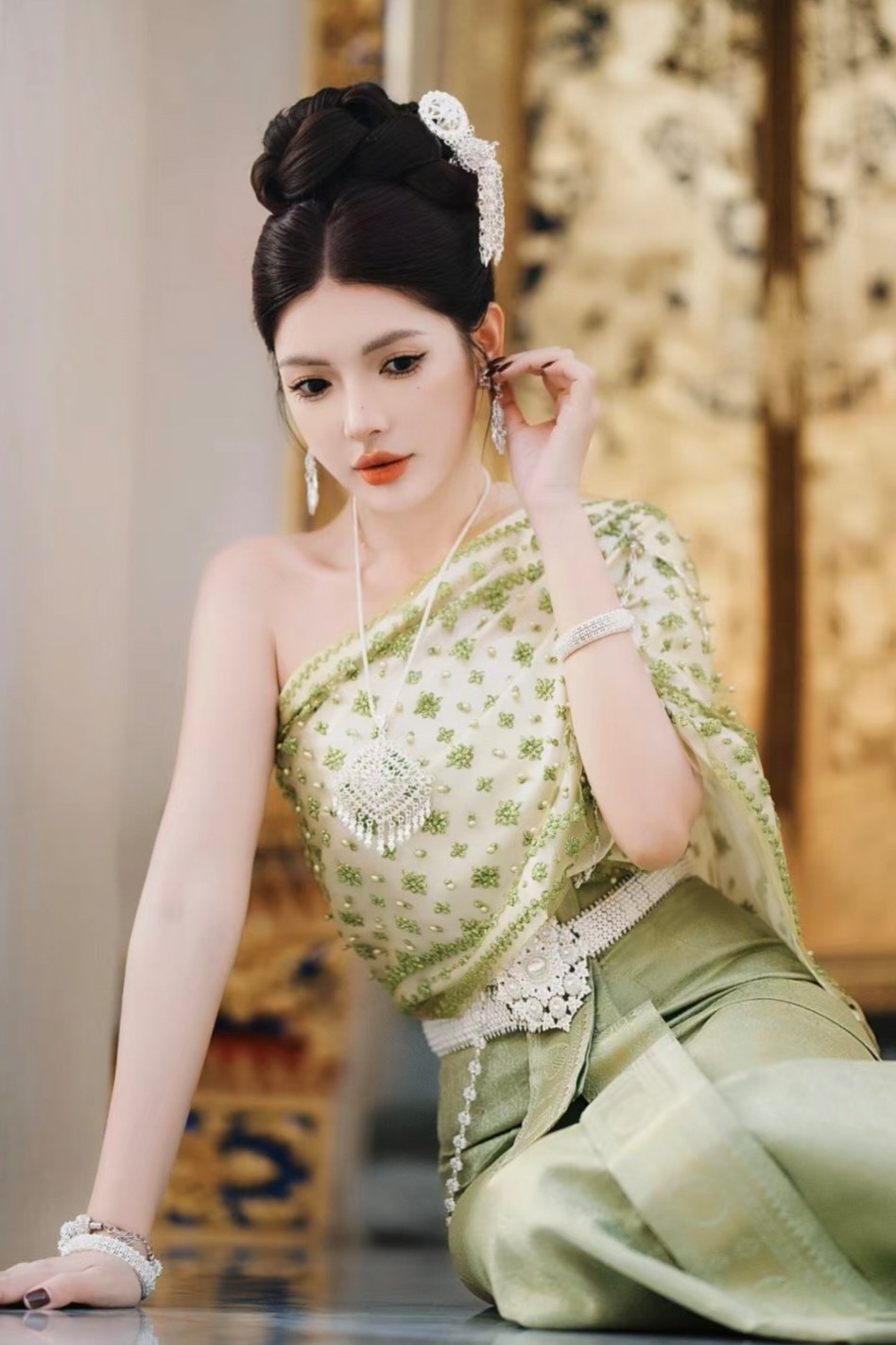 撕裂美女衣