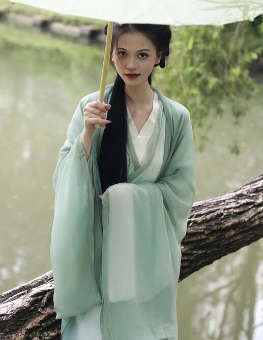 美女趴着打光屁屁视频