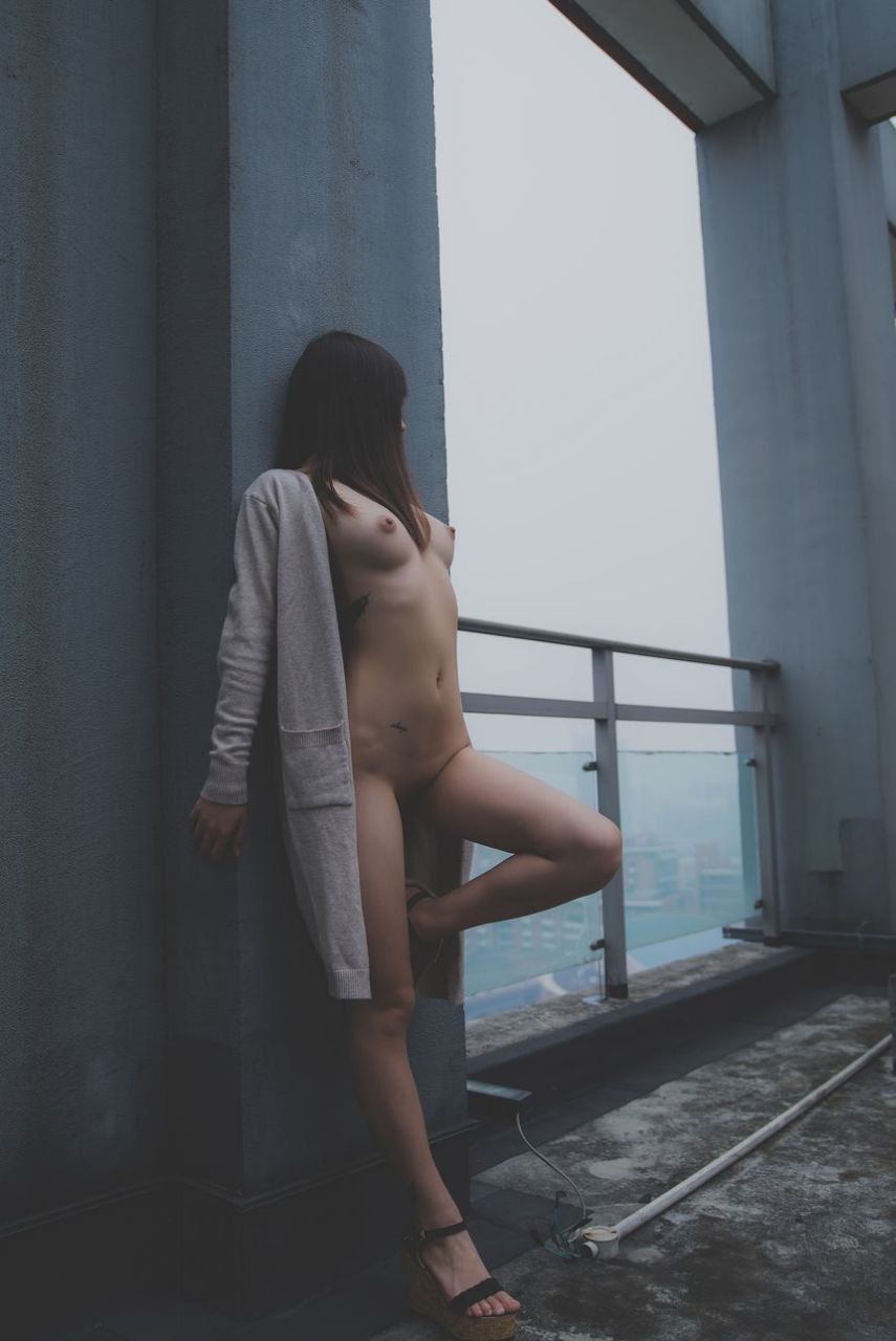 女人自熨过程