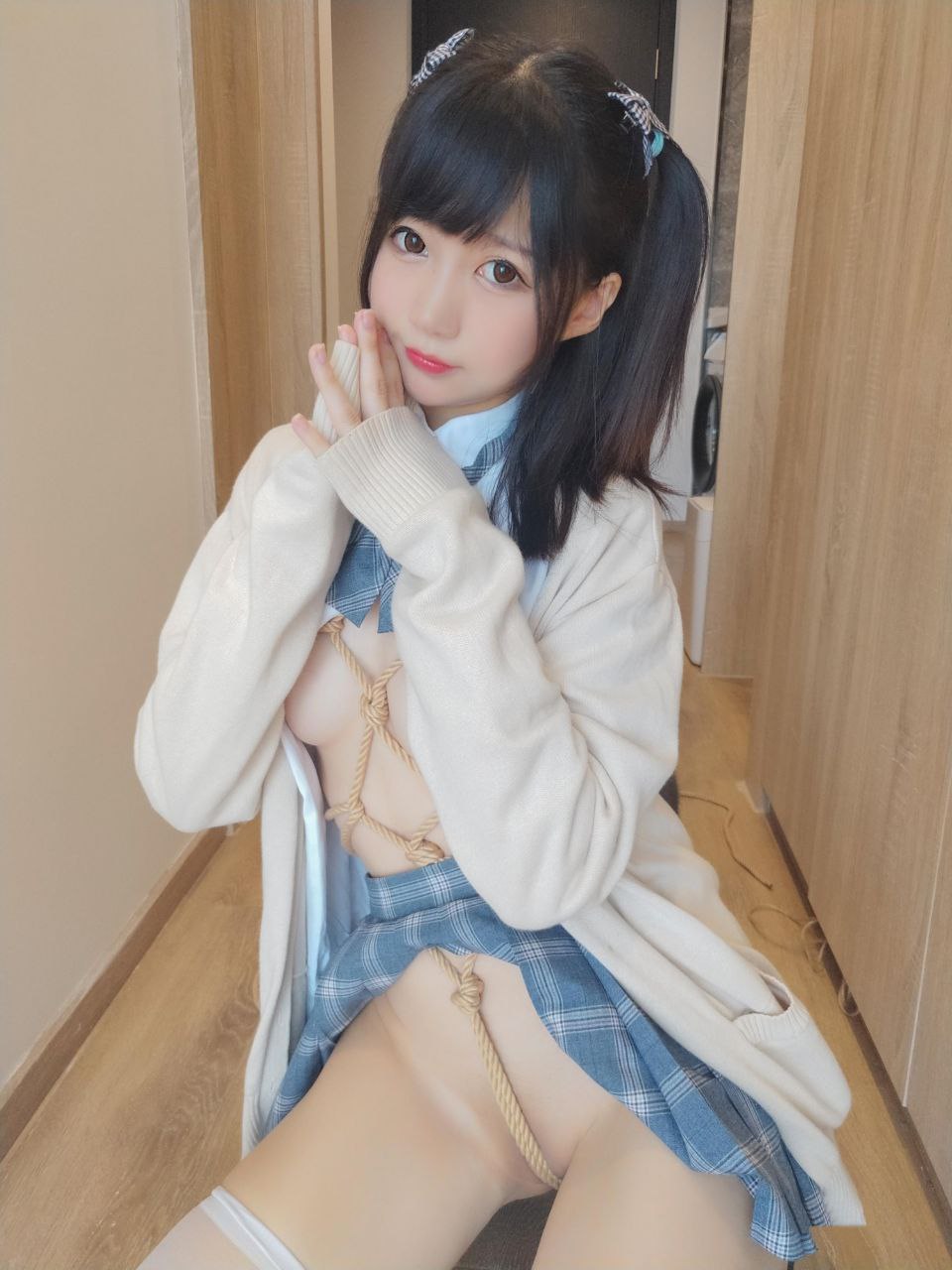 二个上面㖭一个b韩剧