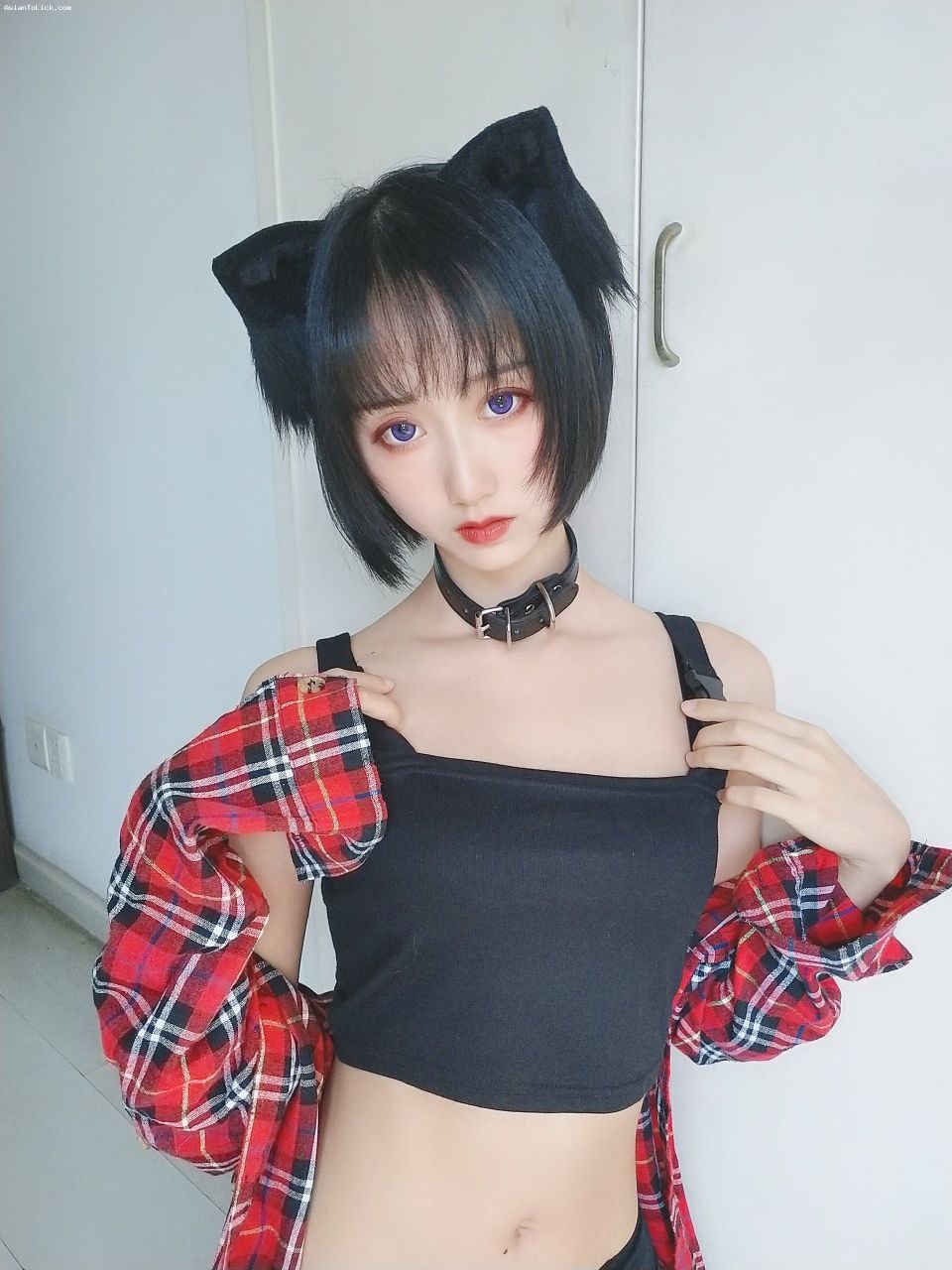 两个男人一个前面一个后面