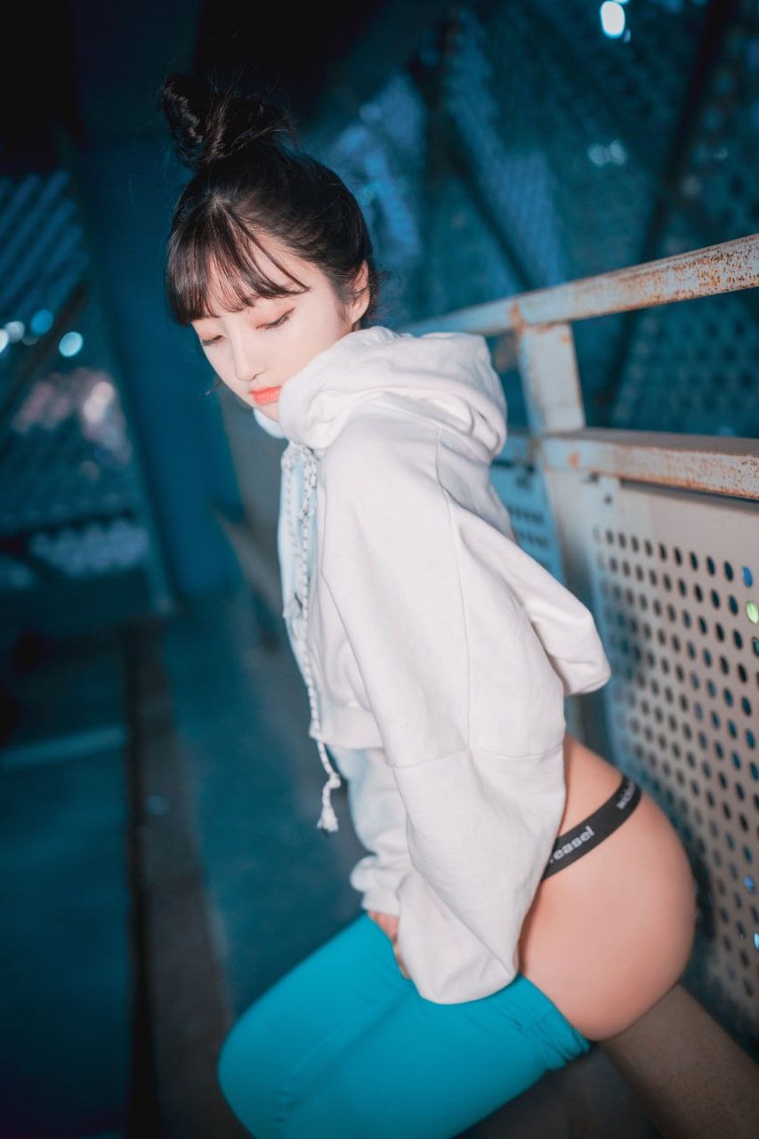 美女挠痒痒