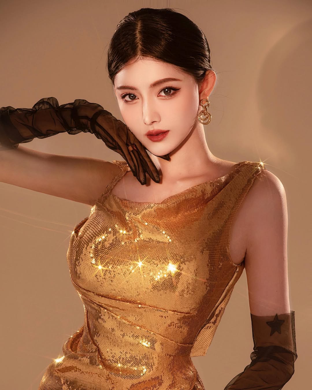 美女大便