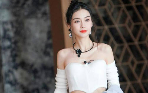 女人两腿张开的样子图