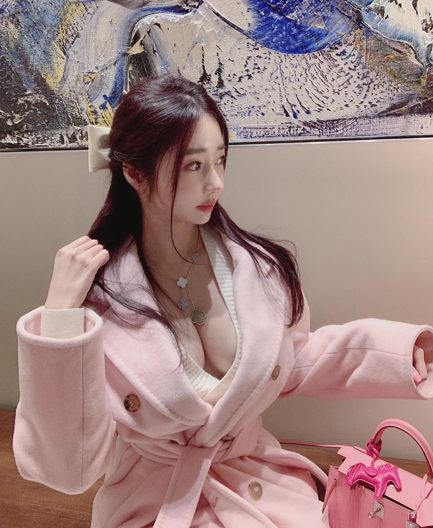 小雪被体育老师抱到仓库
