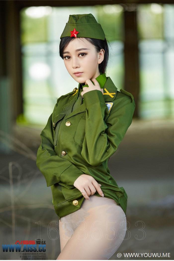 美女大便