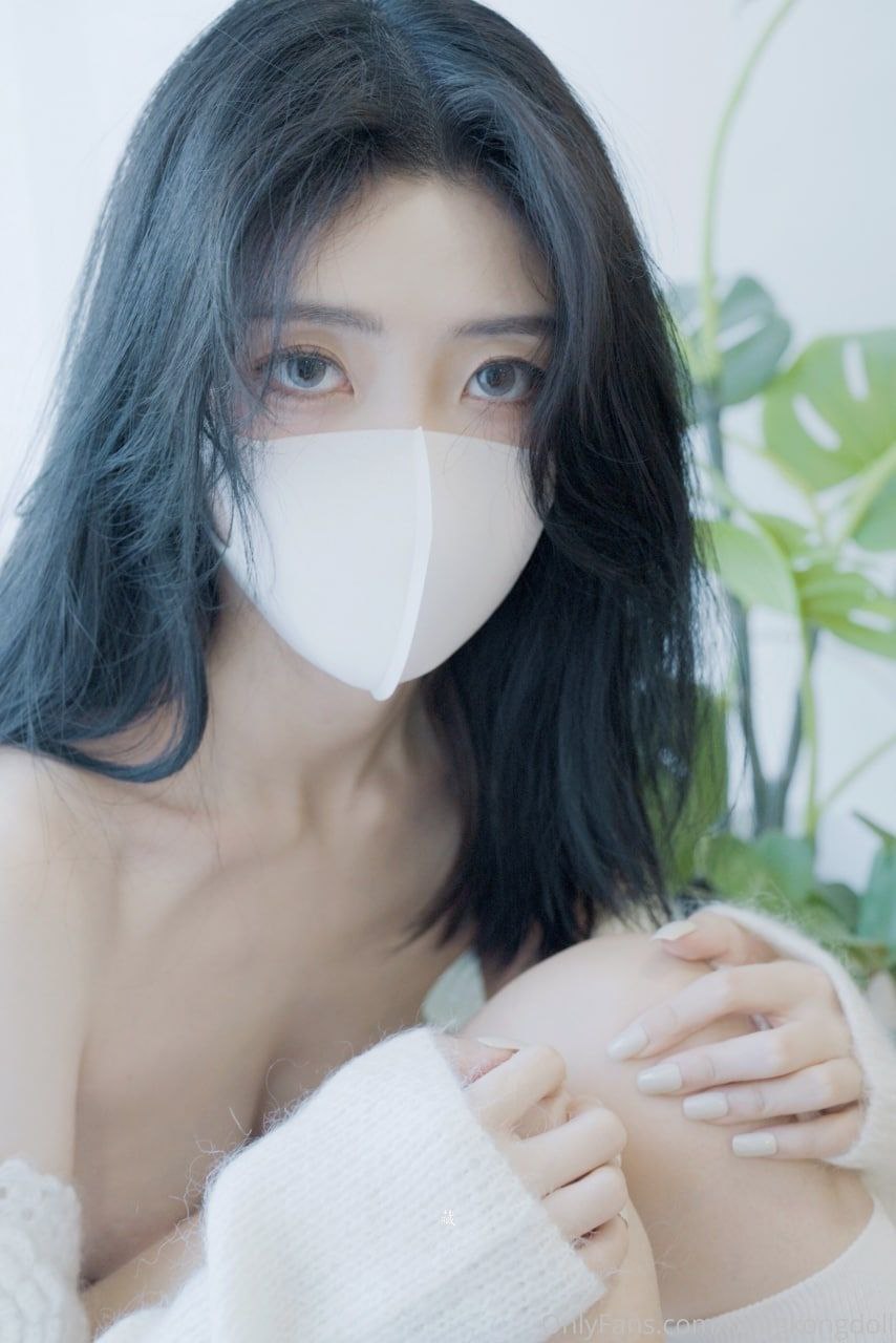 美女撕衣服