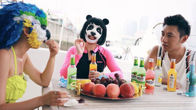 走投无路的原偶像选择与完全陌生的大叔一起生活
