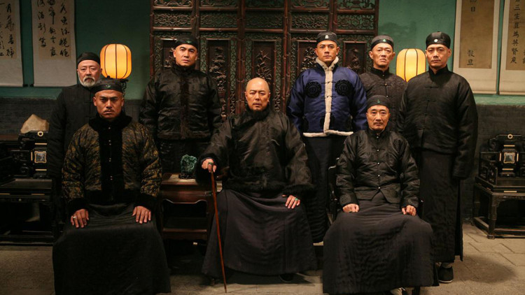 她从黑暗中走来
