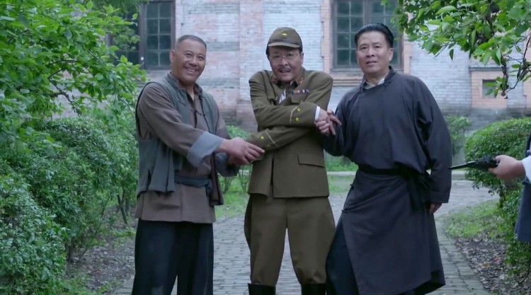 教堂台阶上的孩子：友谊的光芒